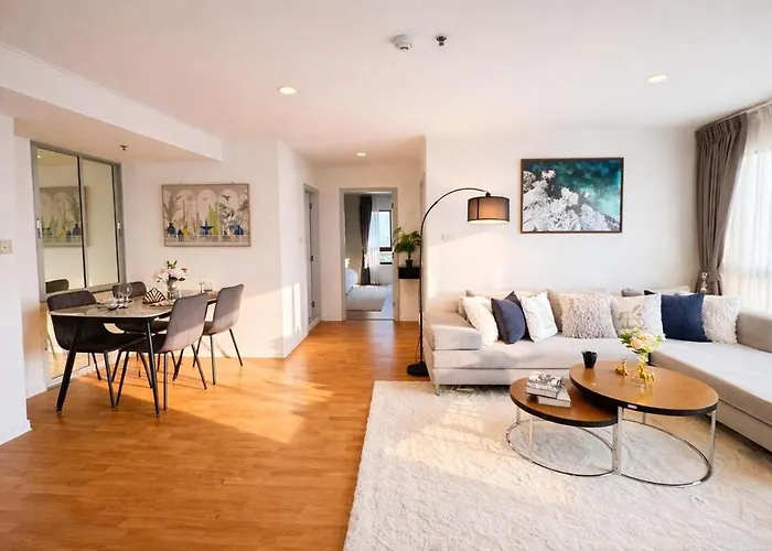 Spacious & Bright - Pool & Gym Apartment