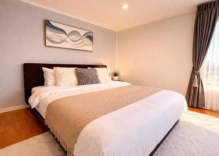 Spacious & Bright - Pool & Gym Apartment *