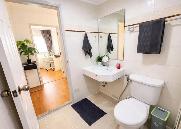 Spacious & Bright - Pool & Gym Apartment