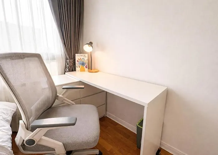 Spacious & Bright - Pool & Gym Apartment Bangkok