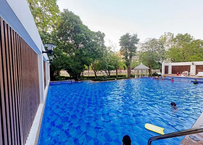 Spacious & Bright - Pool & Gym Bangkok