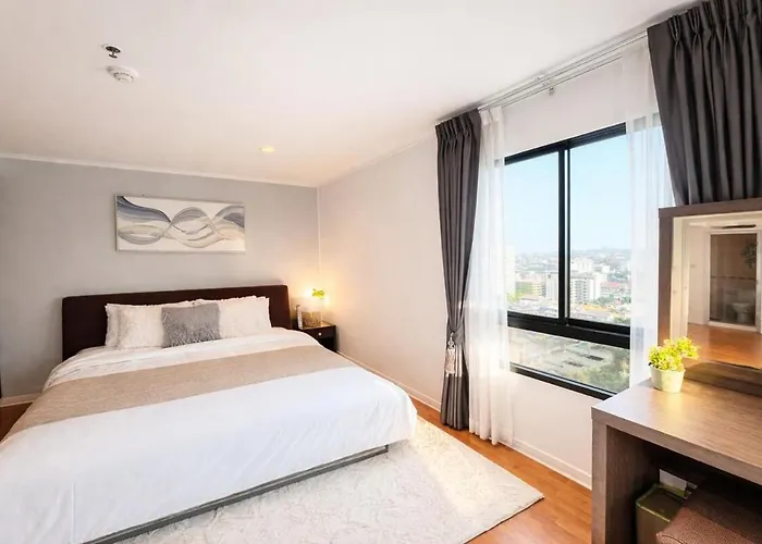 Spacious & Bright - Pool & Gym Apartment