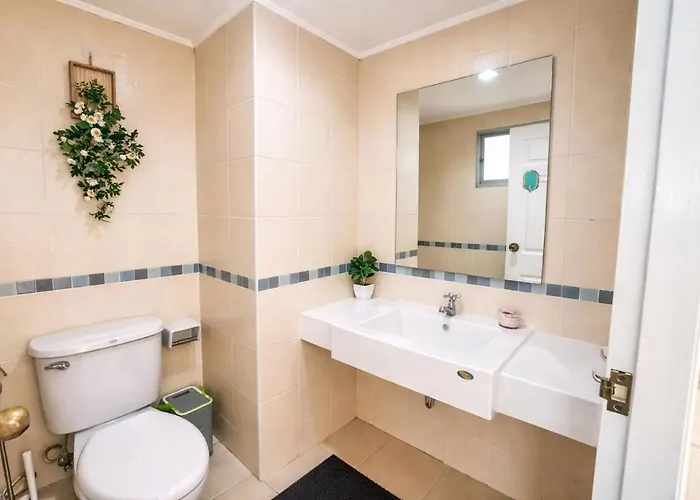 Spacious & Bright - Pool & Gym Apartment