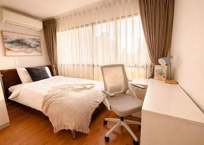 Spacious & Bright - Pool & Gym Apartment Bangkok