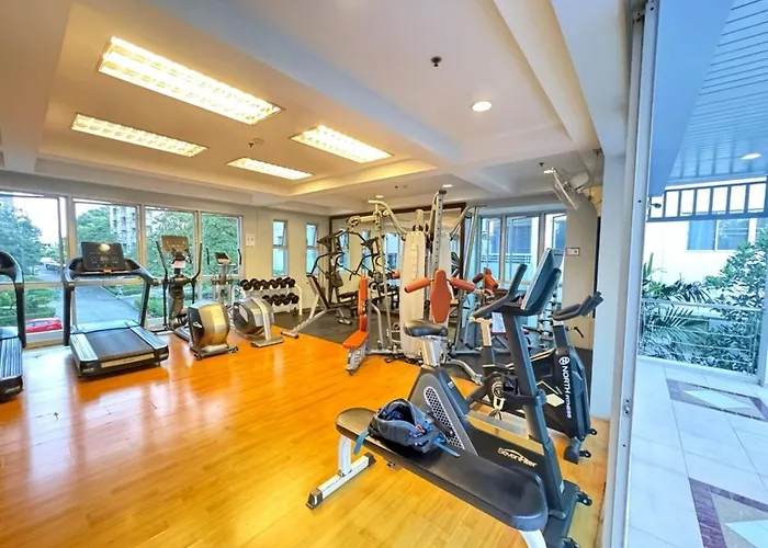 Spacious & Bright - Pool & Gym Apartment