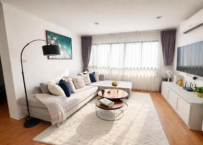 Spacious & Bright - Pool & Gym Apartment