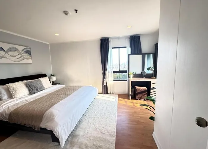 Apartment Spacious & Bright - Pool & Gym Bangkok