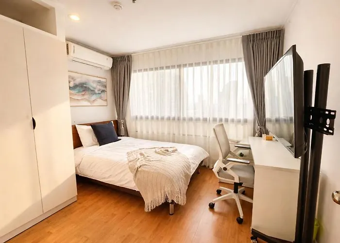 Apartment Spacious & Bright - Pool & Gym Bangkok